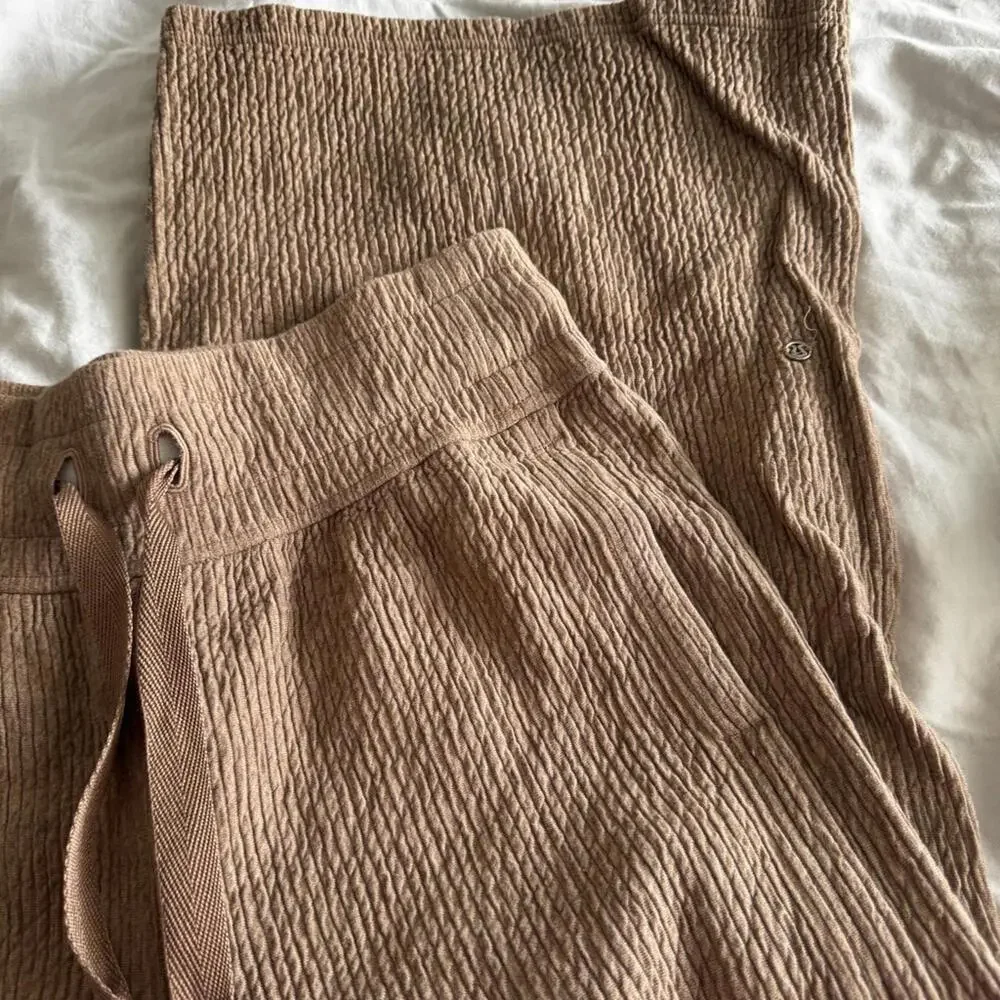 1 Lululemon Retreat Yourself Crop - Heathered Soft Sand - Picture 9 of 9